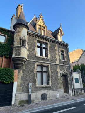 Tournelles VUE CATHEDRALE-Maison du XVIe siècle classé
